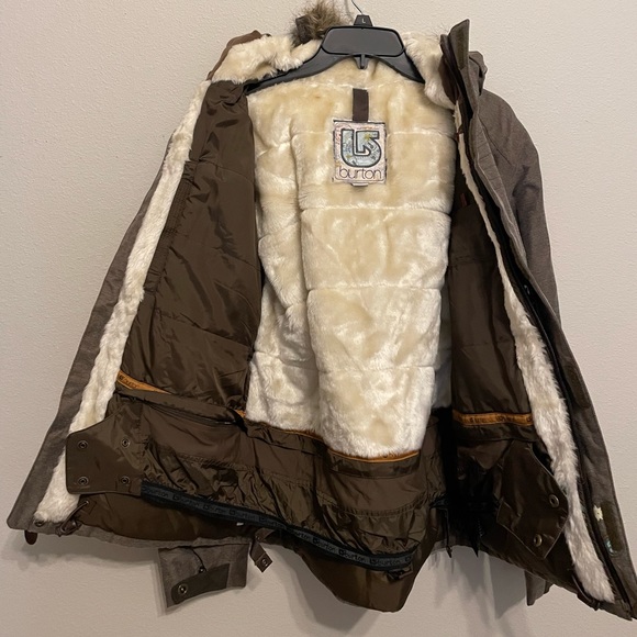 Burton womens brown fur-lined snowboard jacket- medium - Picture 9 of 10